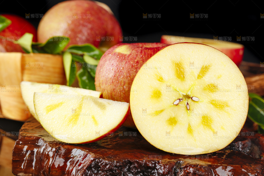 木板上放着云南昭通丑苹果