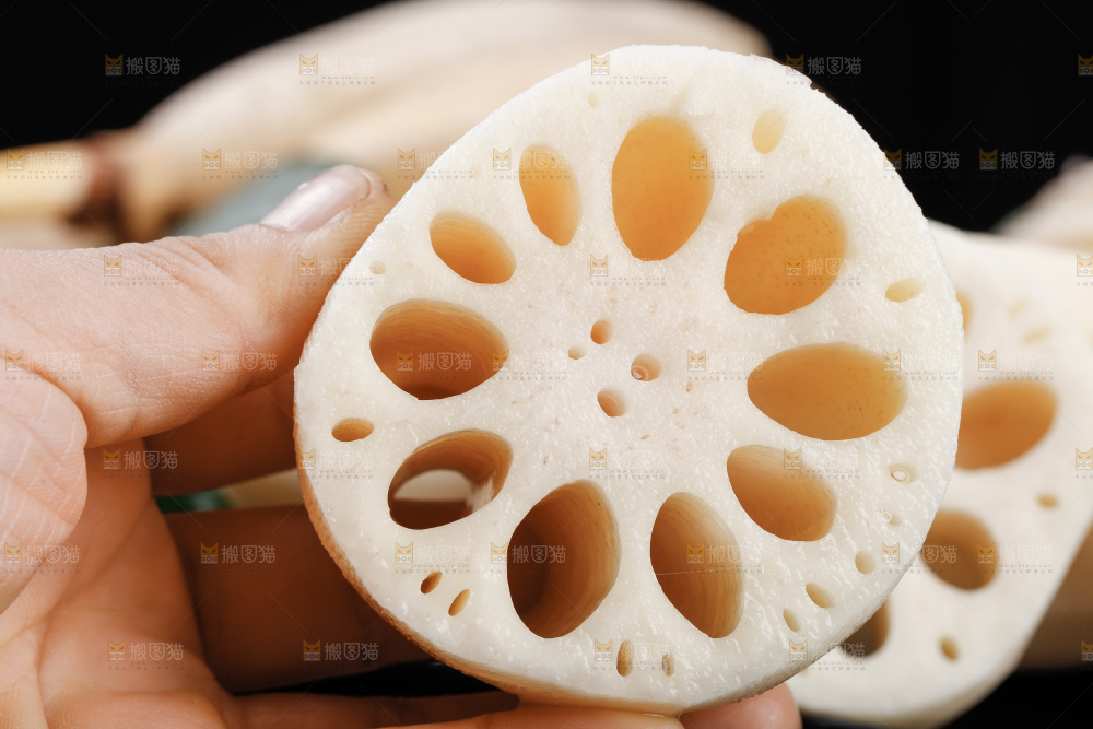 手上拿着莲藕