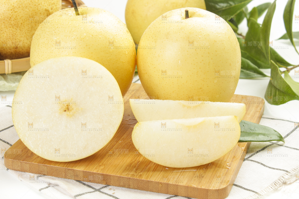 木板上摆放着新鲜梨子