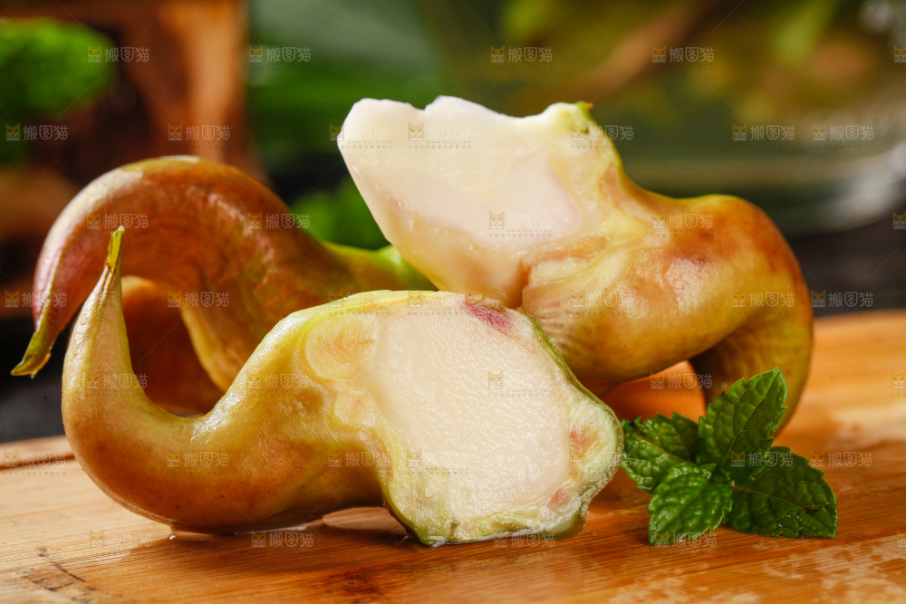 木板上的新鲜菱角