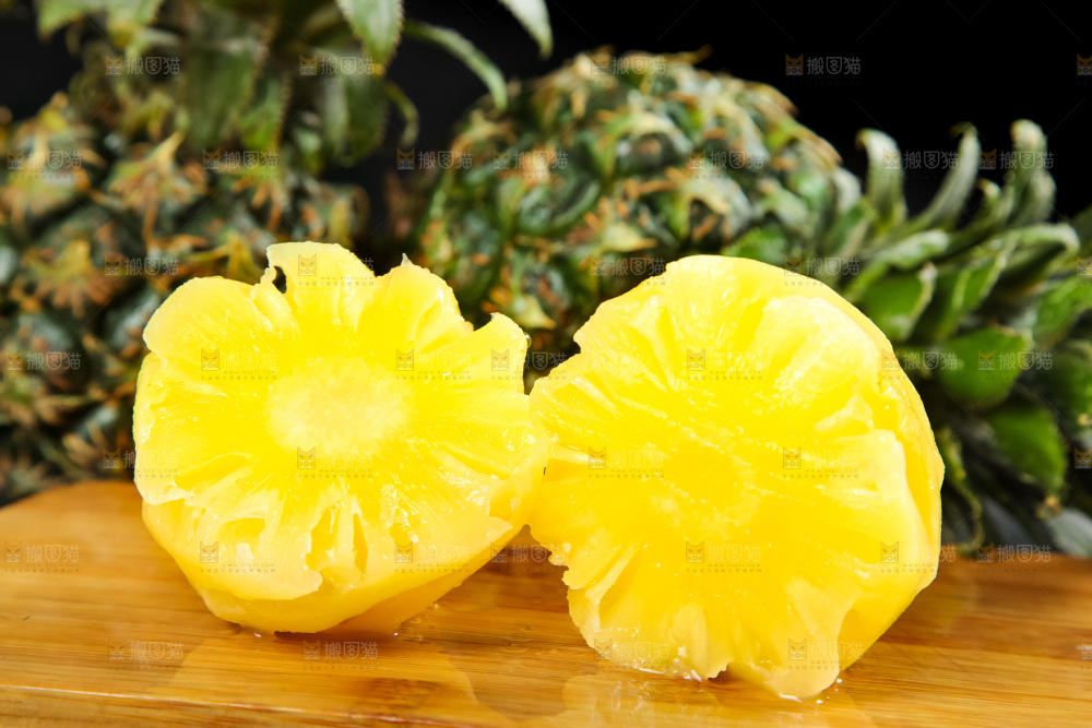 木板上放着泰国去皮小菠萝