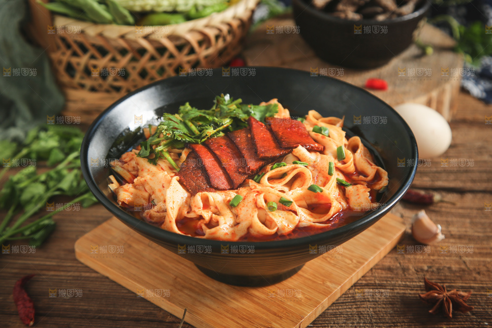 碗里的牛肉刀削面