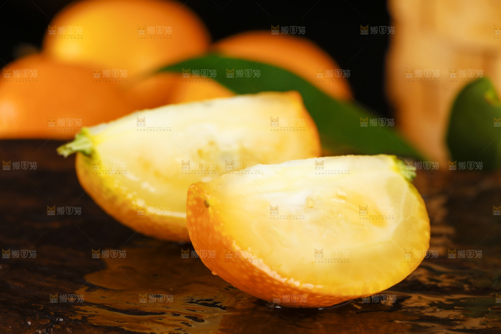 黑底上的小金桔