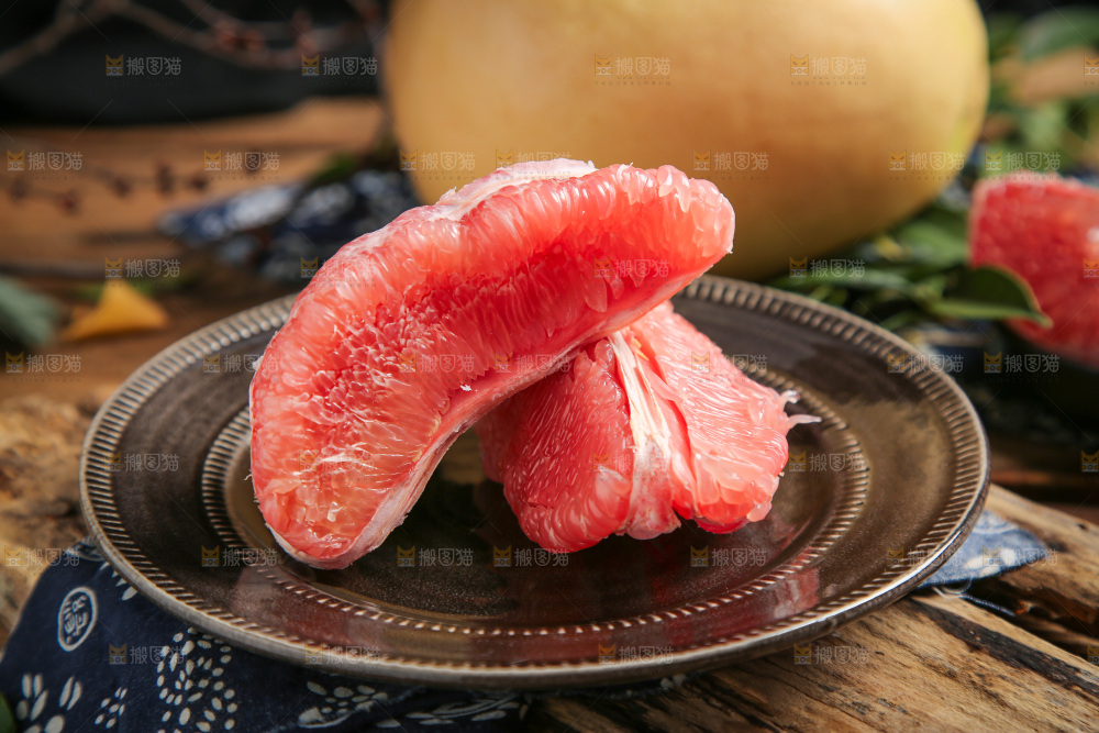 盘里里装着红心柚