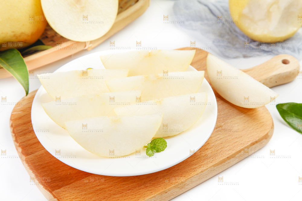 盘子里装着新鲜梨子