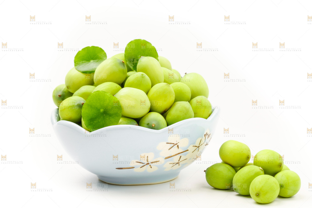 浅底上的新鲜莲子