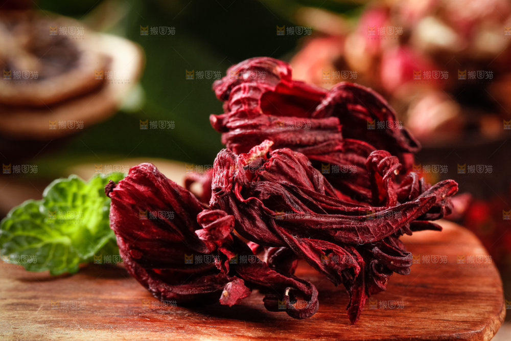 木板上放着洛神花