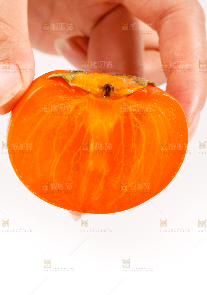 手里拿着新鲜柿子