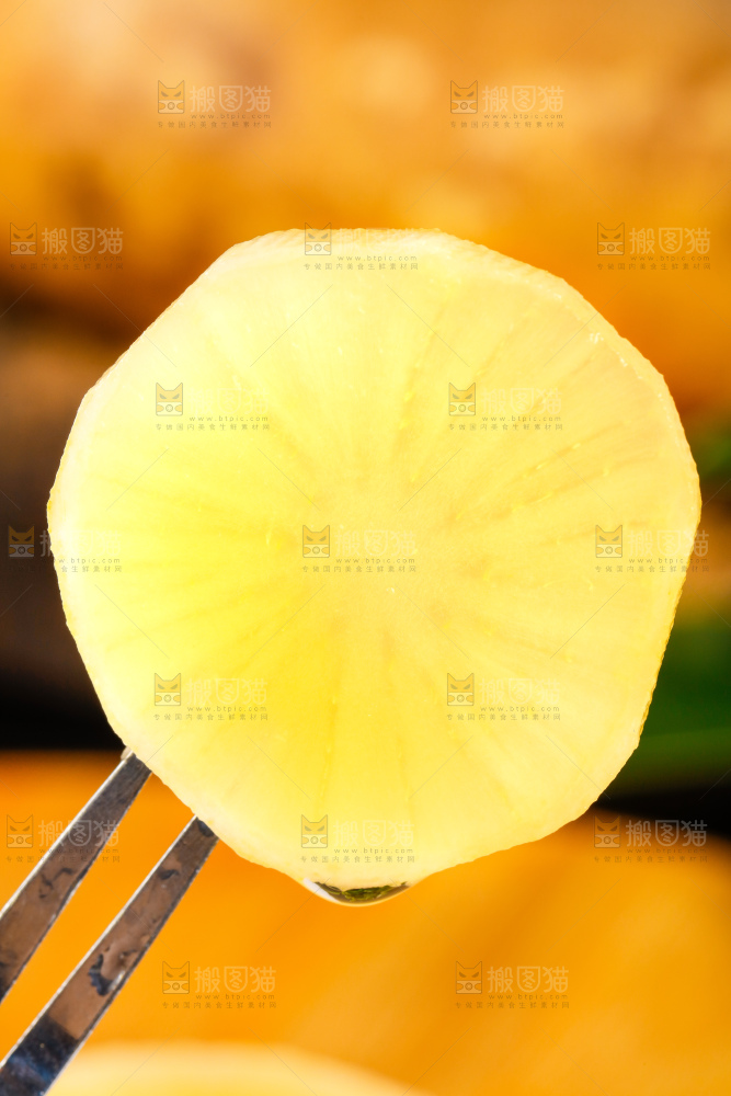 叉子上叉着雪梨果肉