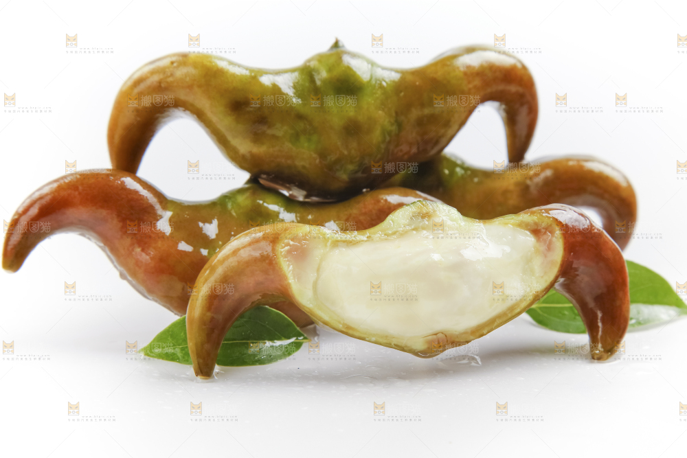 白底上的新鲜菱角