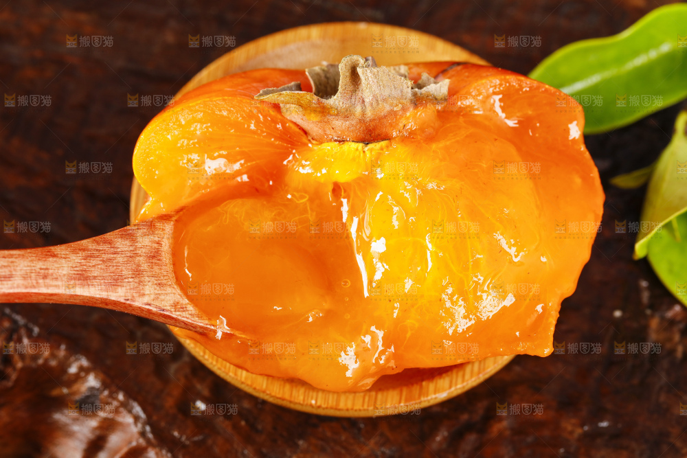 木板上摆放着易县磨盘柿子