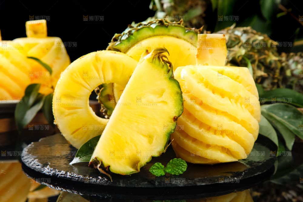 盘子里的新鲜小菠萝