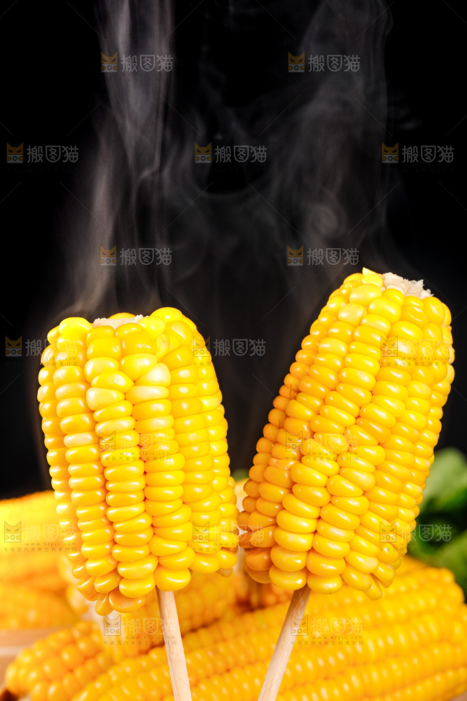 蒸笼里装着玉米棒