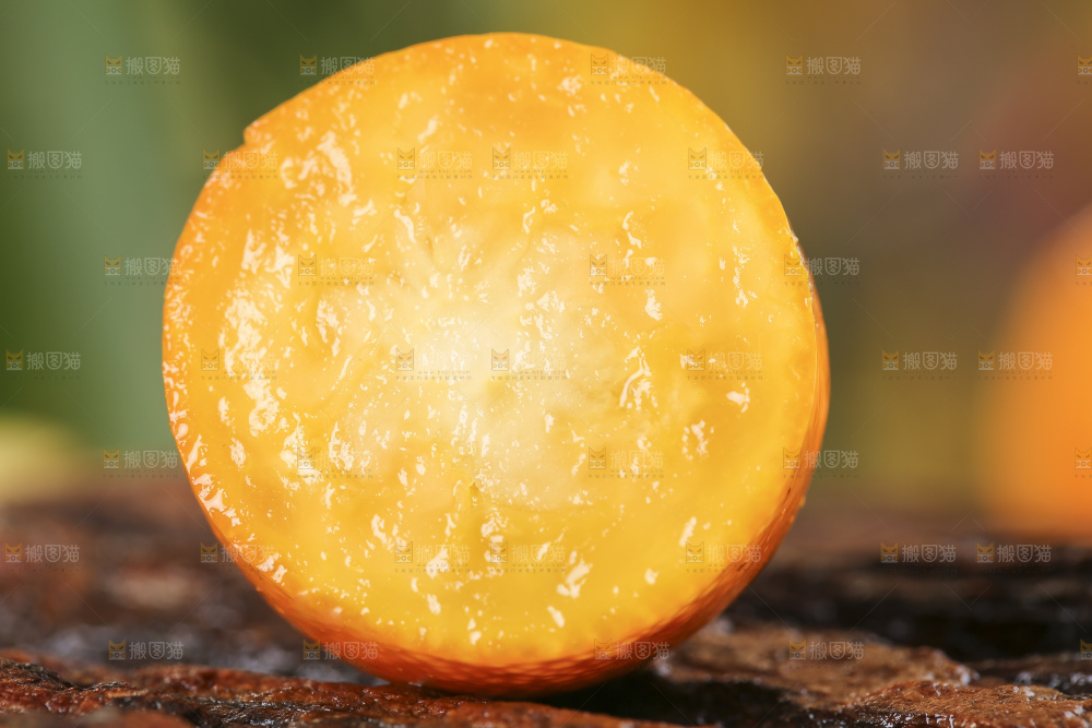 木底上放着新鲜金钱桔