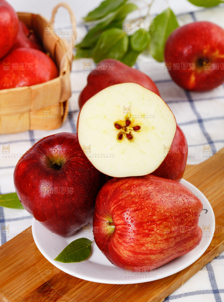 盘子里装着甘肃花牛苹果