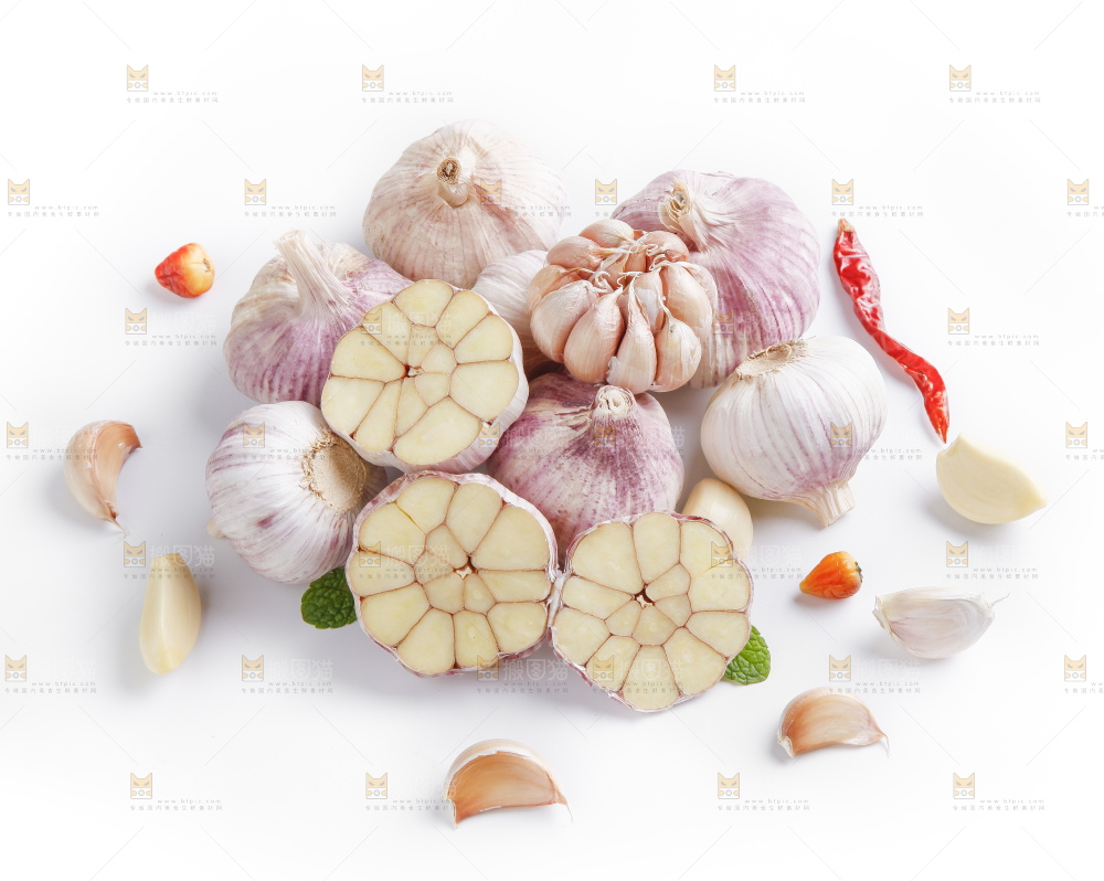 白底上的一堆大蒜