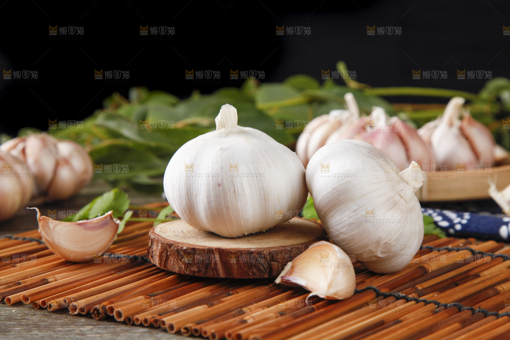 竹底上的大蒜