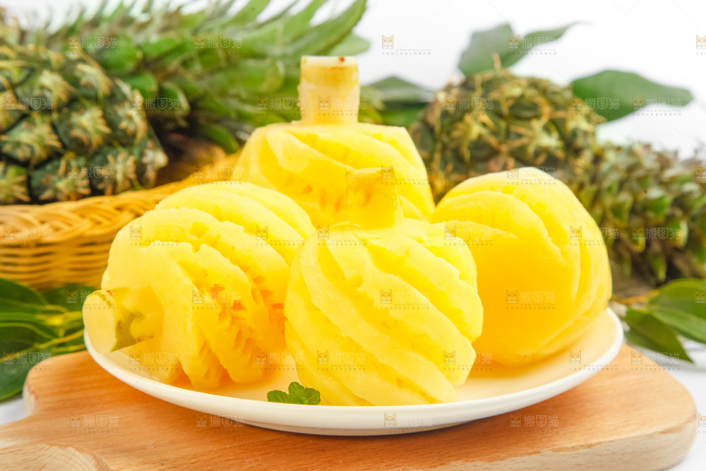盘子里的泰国香水小菠萝