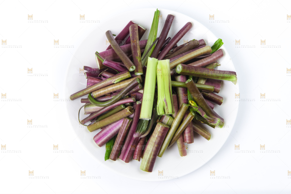 盘子里装着紫菜薹