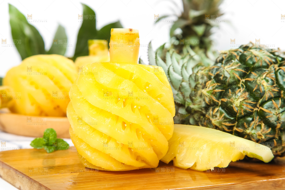 木底上的新鲜小菠萝