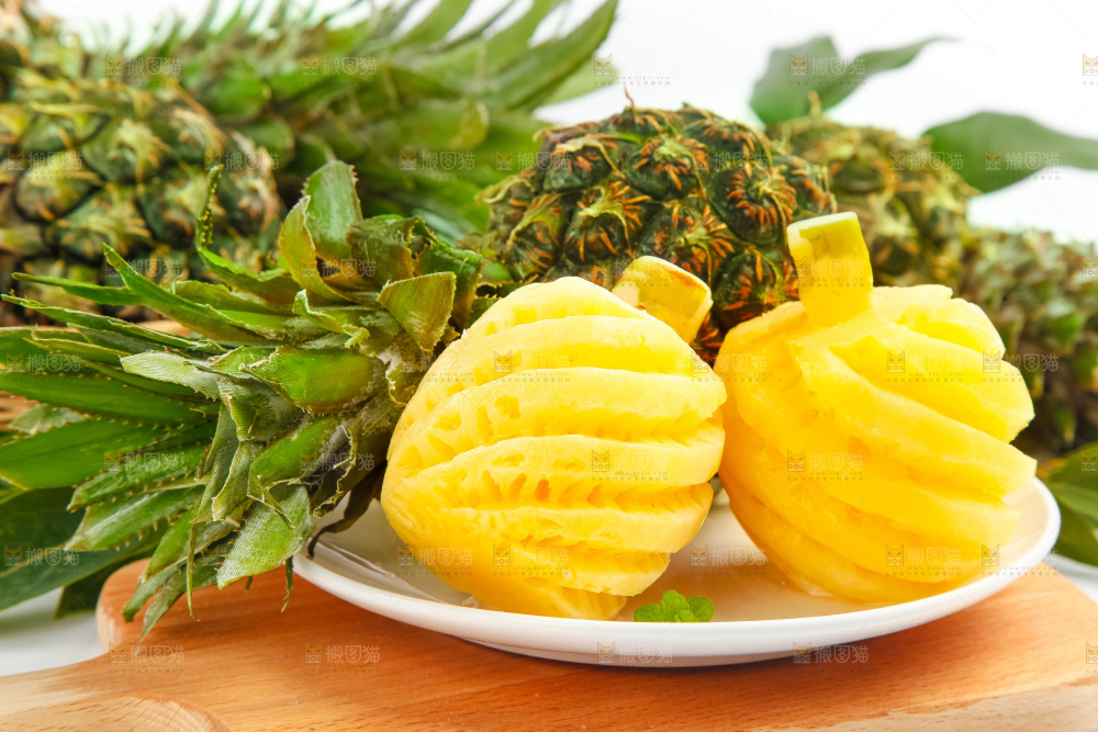 盘子里的泰国香水小菠萝