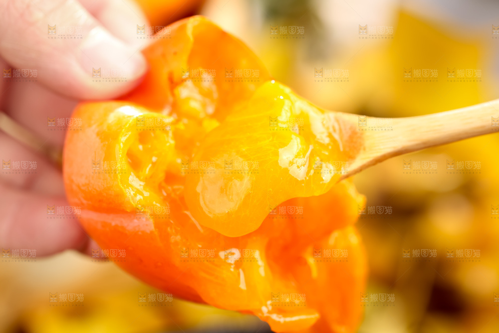 手里拿着新鲜柿子