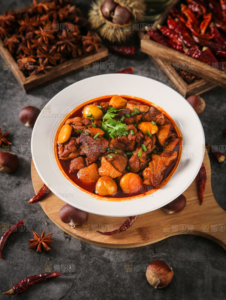 碗里装着板栗烧鸡