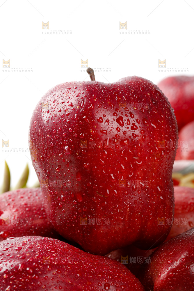 盘子里装着新鲜蛇果