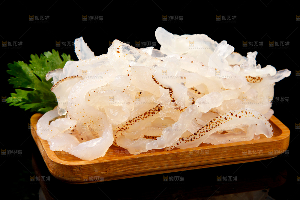黑底上的珊瑚海蜇