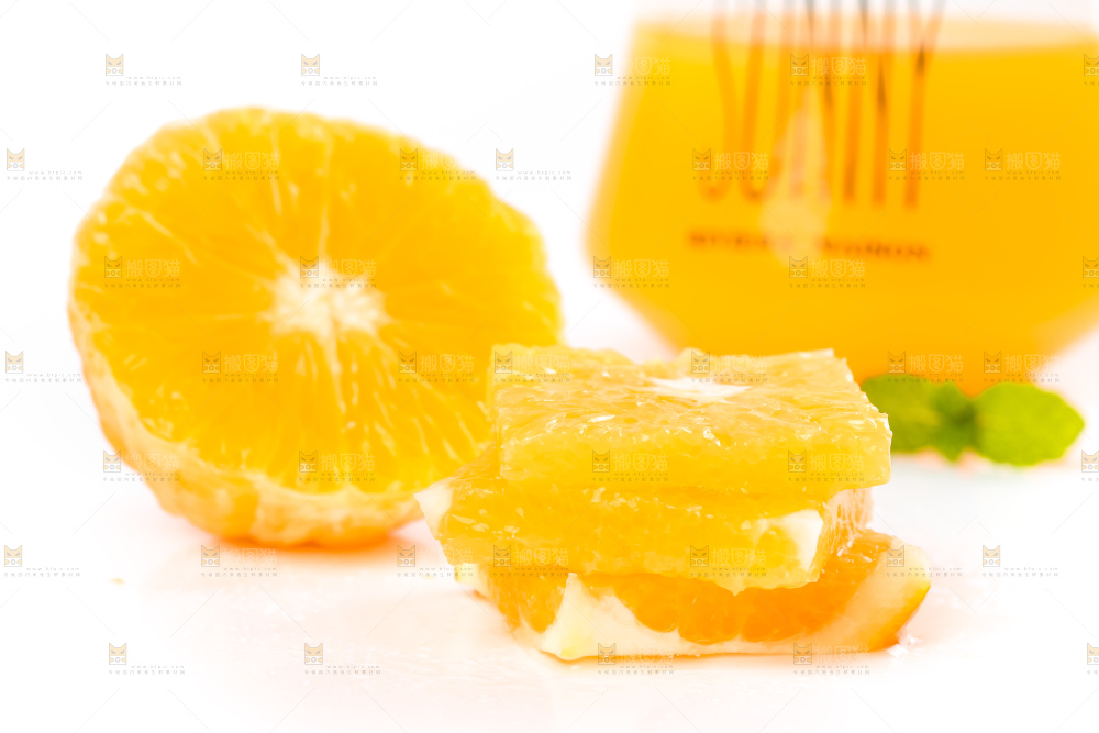白底上的新鲜橙子