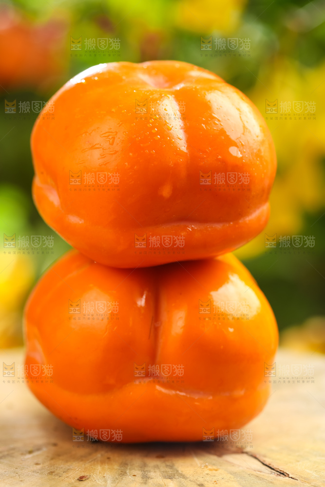 木板上放着易县磨盘柿
