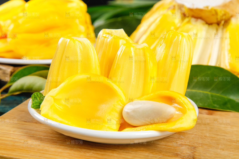 木板上摆放着黄肉菠萝蜜