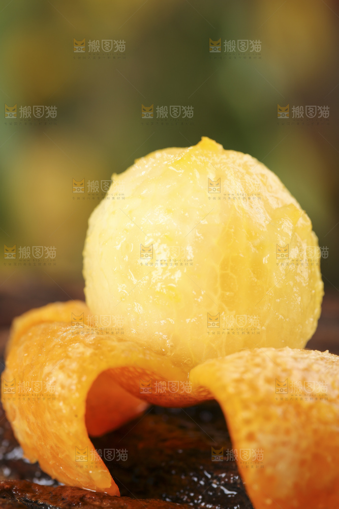 木底上放着新鲜金钱桔