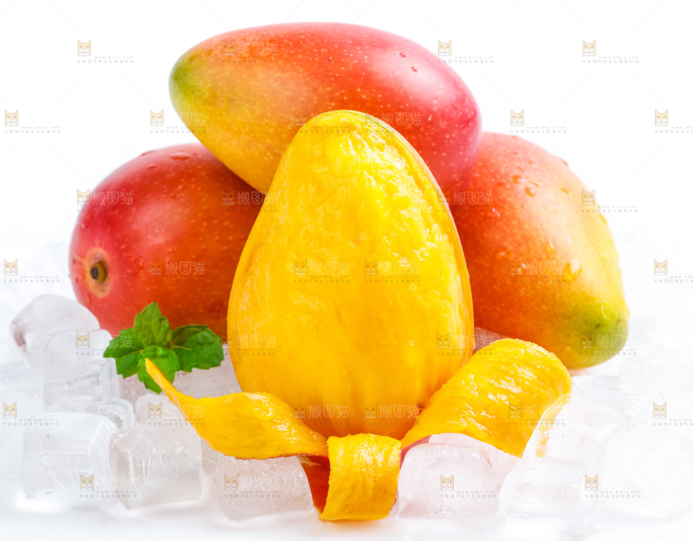 浅底上放着剥皮的贵妃芒