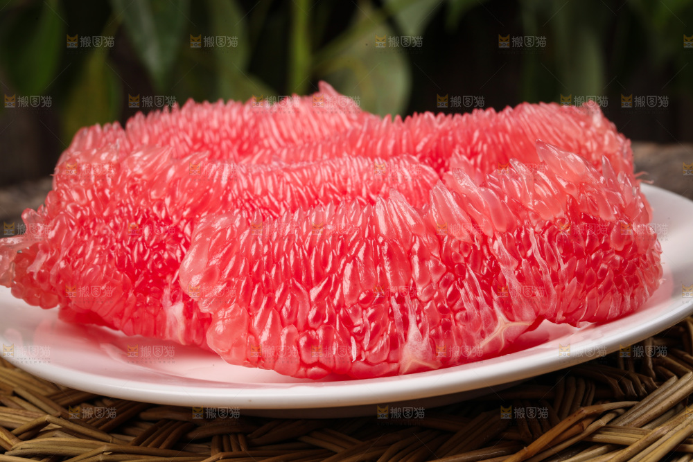 草垫子上的蜜柚