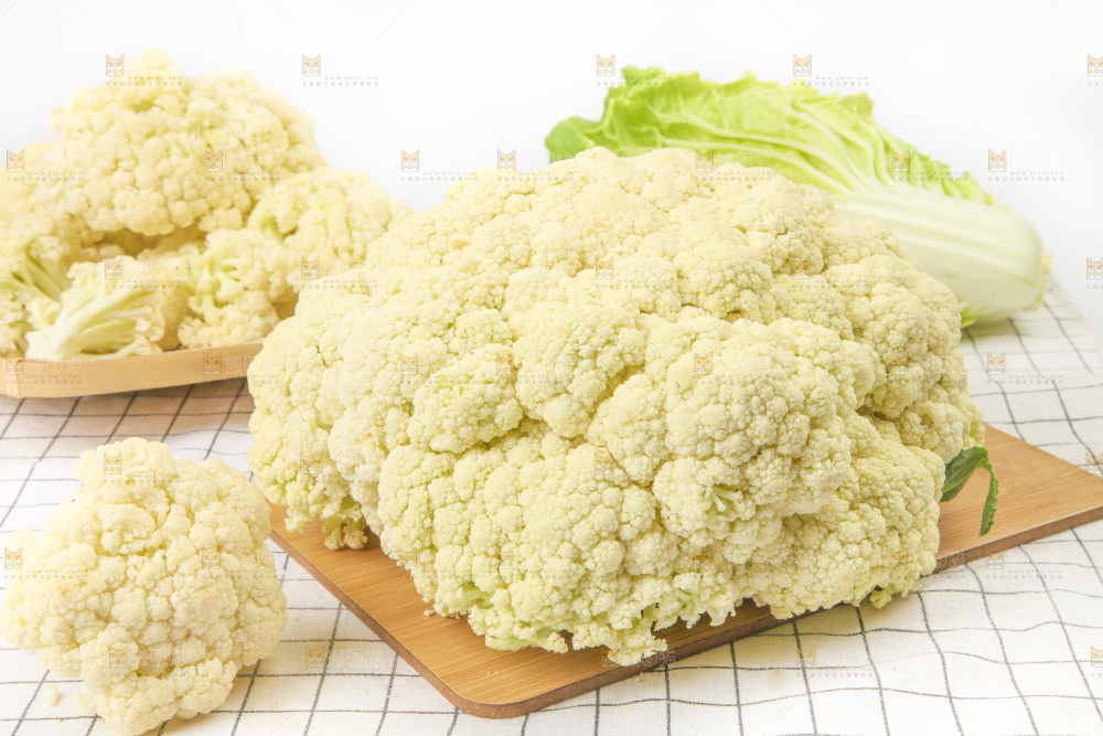 木板上放着椰菜花