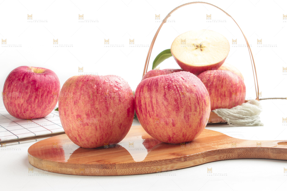 木板上的红富士苹果