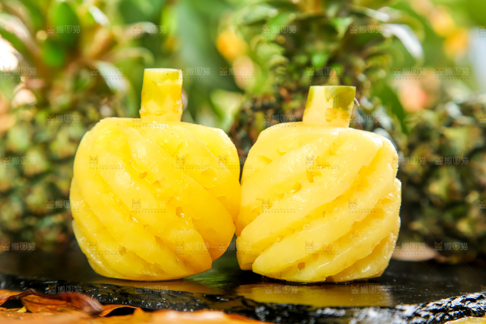 黑石板上的新鲜小菠萝