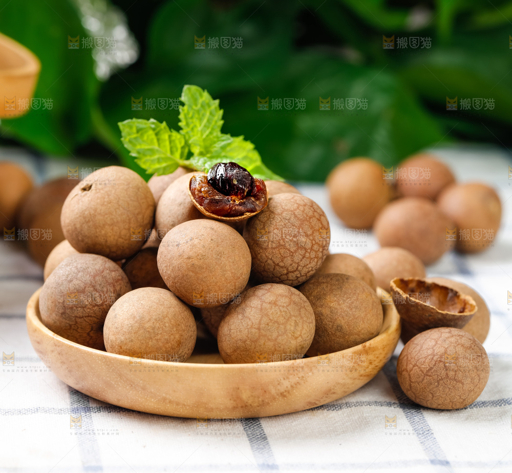 格子布上的桂圆