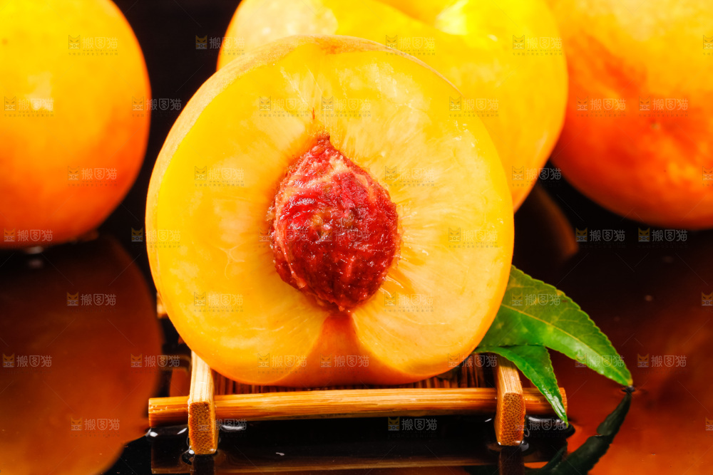 黑底上放着新鲜黄桃