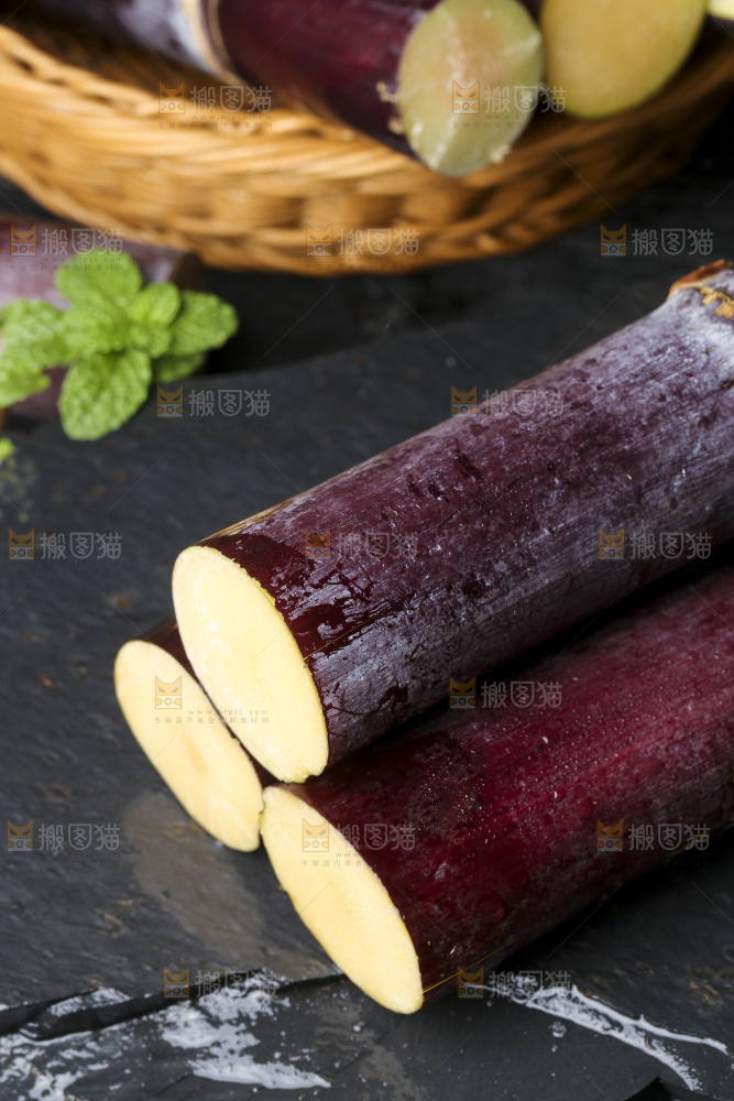 石板上放着广西黑皮甘蔗