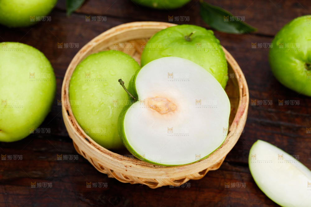 深底上篮子里的台湾牛奶大青枣