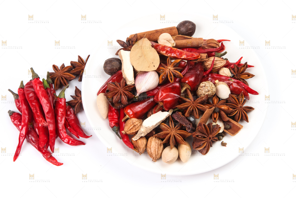 白底上放着香料组合