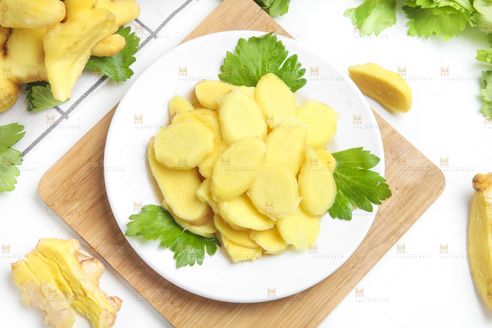 盘子里装着姜片