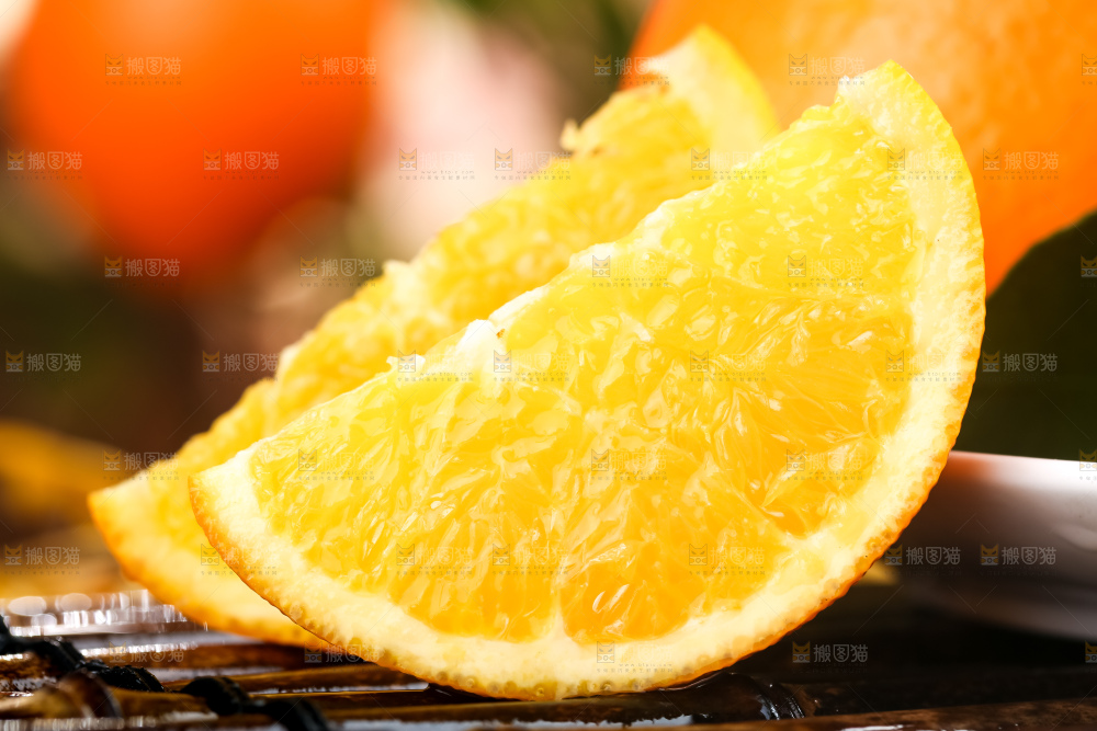 盘子里的新鲜橙子