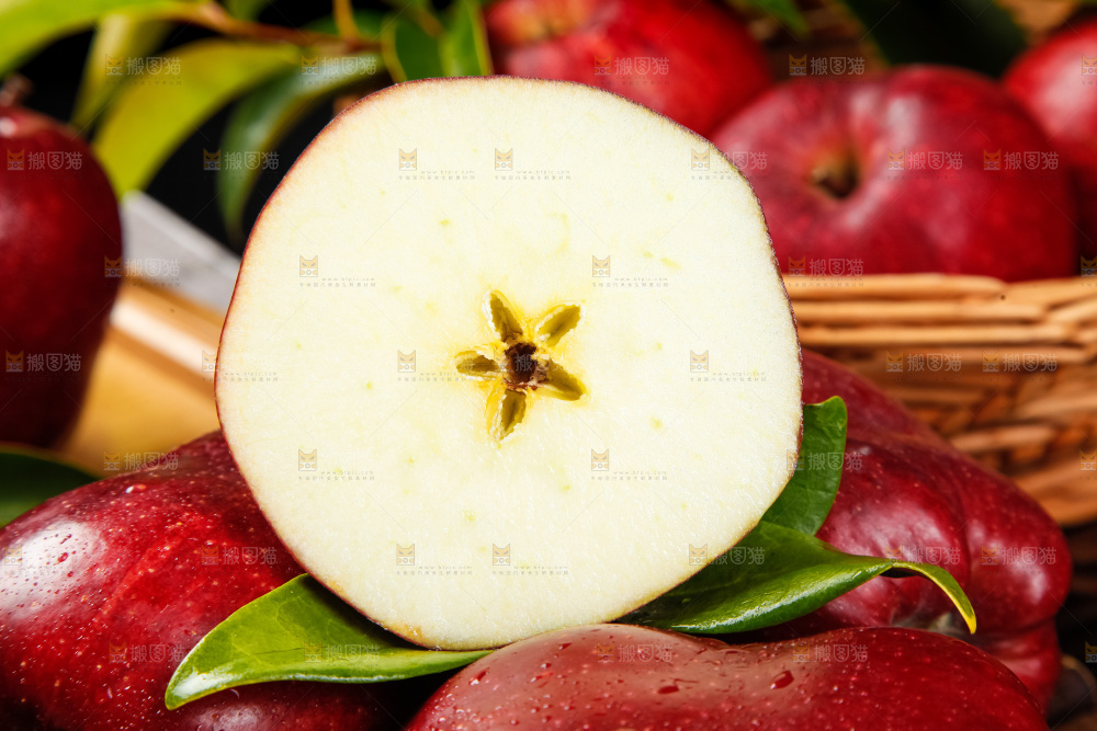 竹底上放着甘肃新鲜花牛苹果