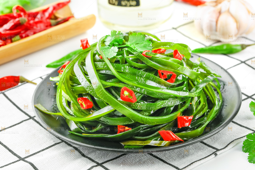 盘子里的凉拌海带丝