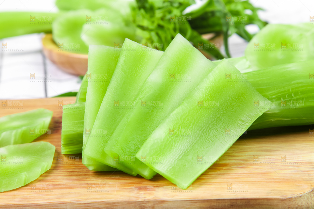木板上放着莴苣