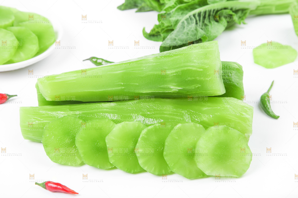 白底上摆放着莴苣