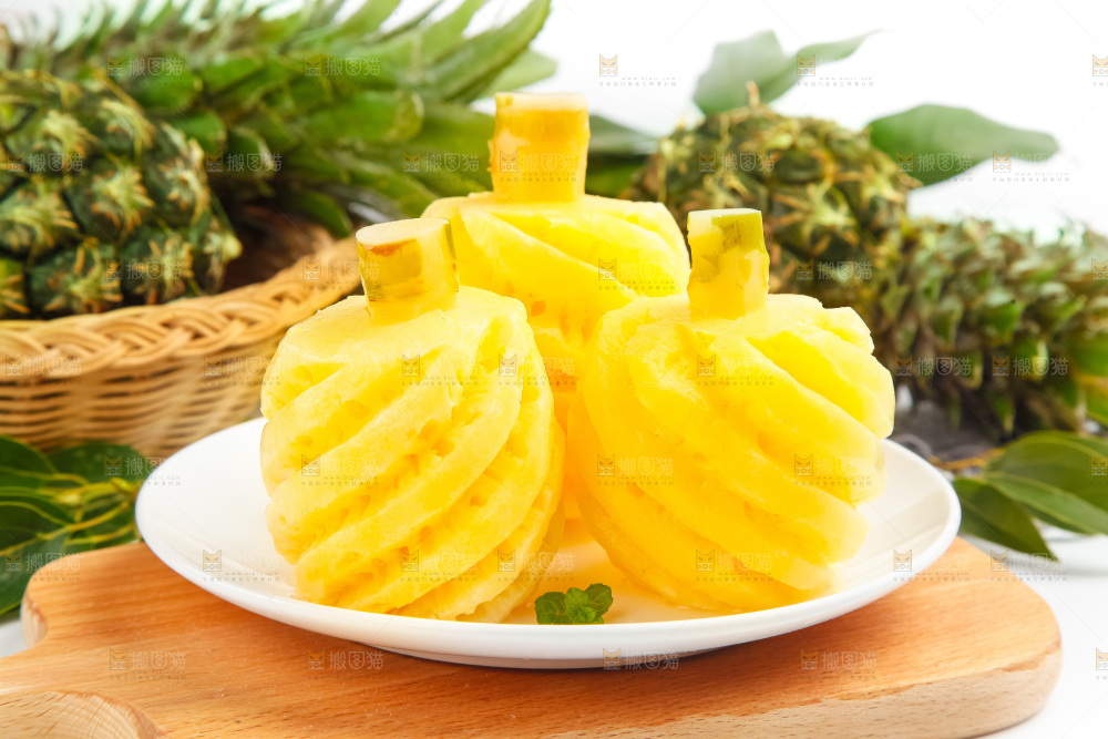 盘子里的泰国香水小菠萝